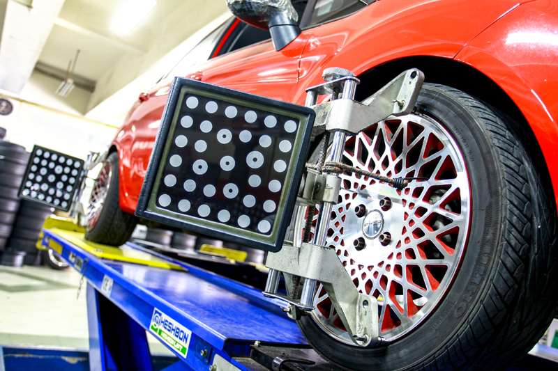 Kapan Mobil Perlu Spooring dan Balancing