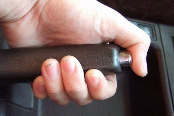 ‘Haram’ Aktifkan Hand Brake di Lampu Merah