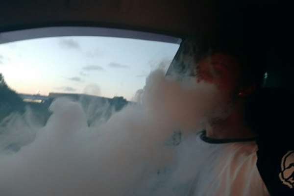 Sama Seperti Merokok, Vaping di Mobil Sama Bahayanya