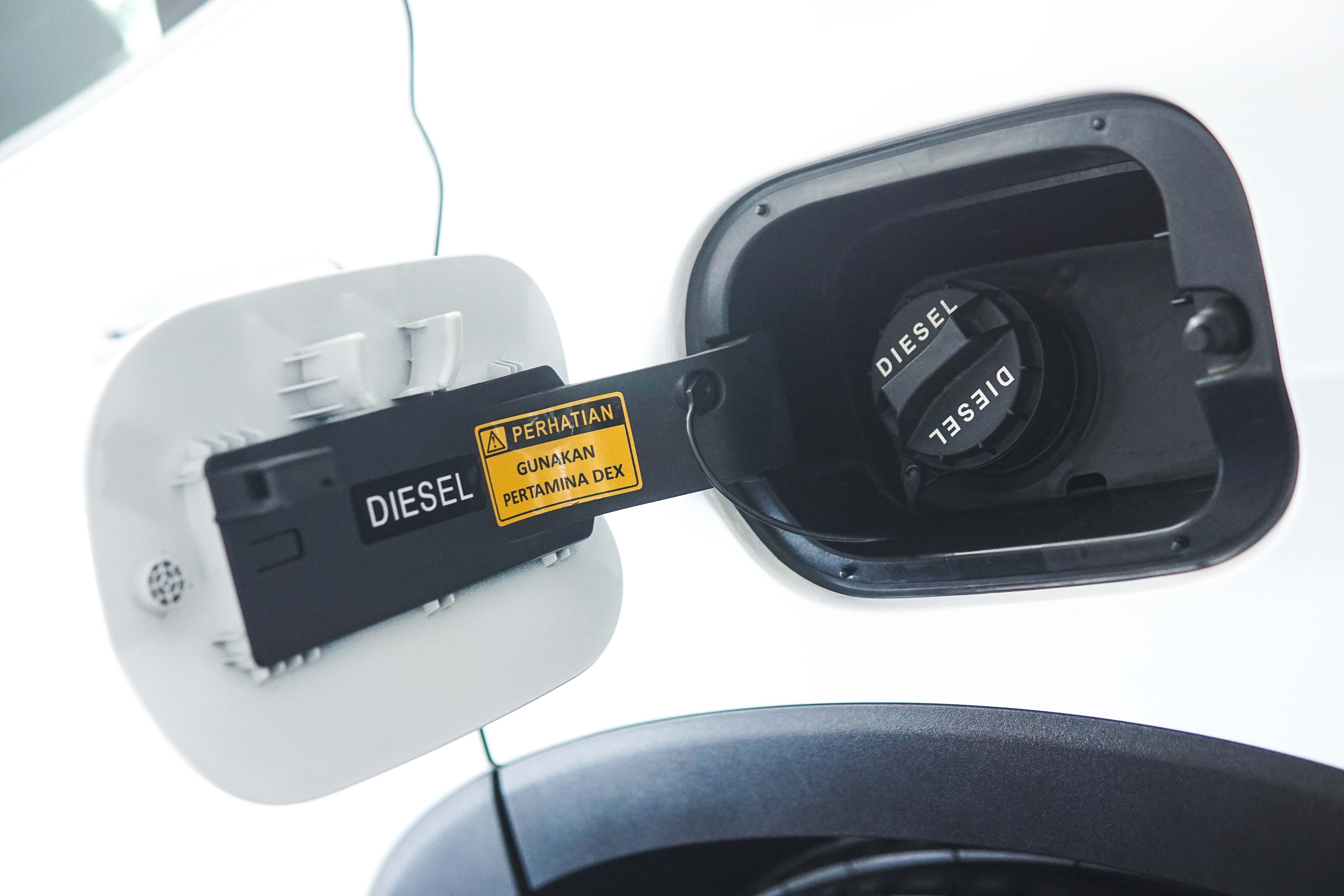 Menggoyang Mobil Saat Mengisi Bahan Bakar? Tidak Ada Gunanya