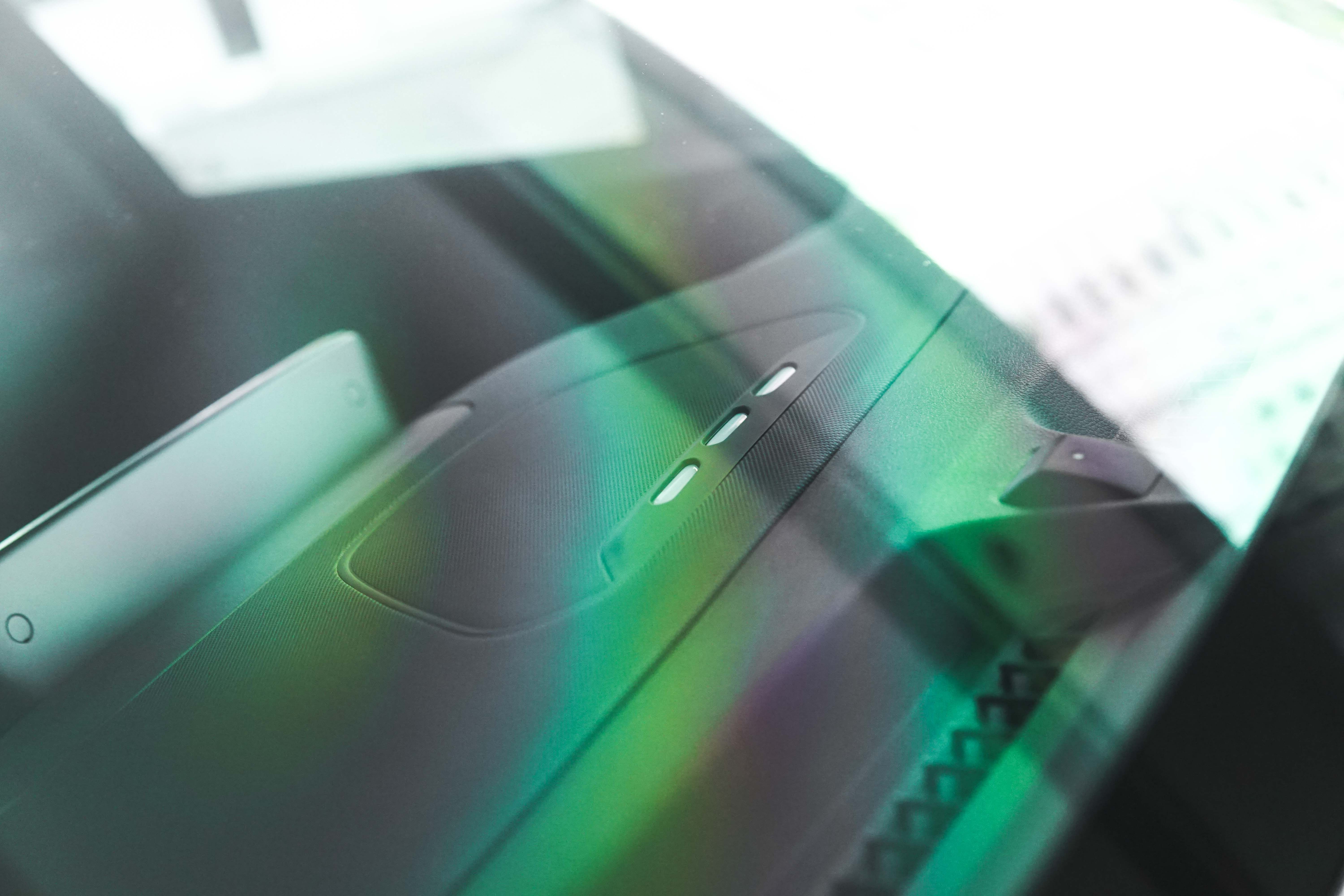 Cara Pecahkan Kaca Mobil Saat Darurat: Pakai Headrest!