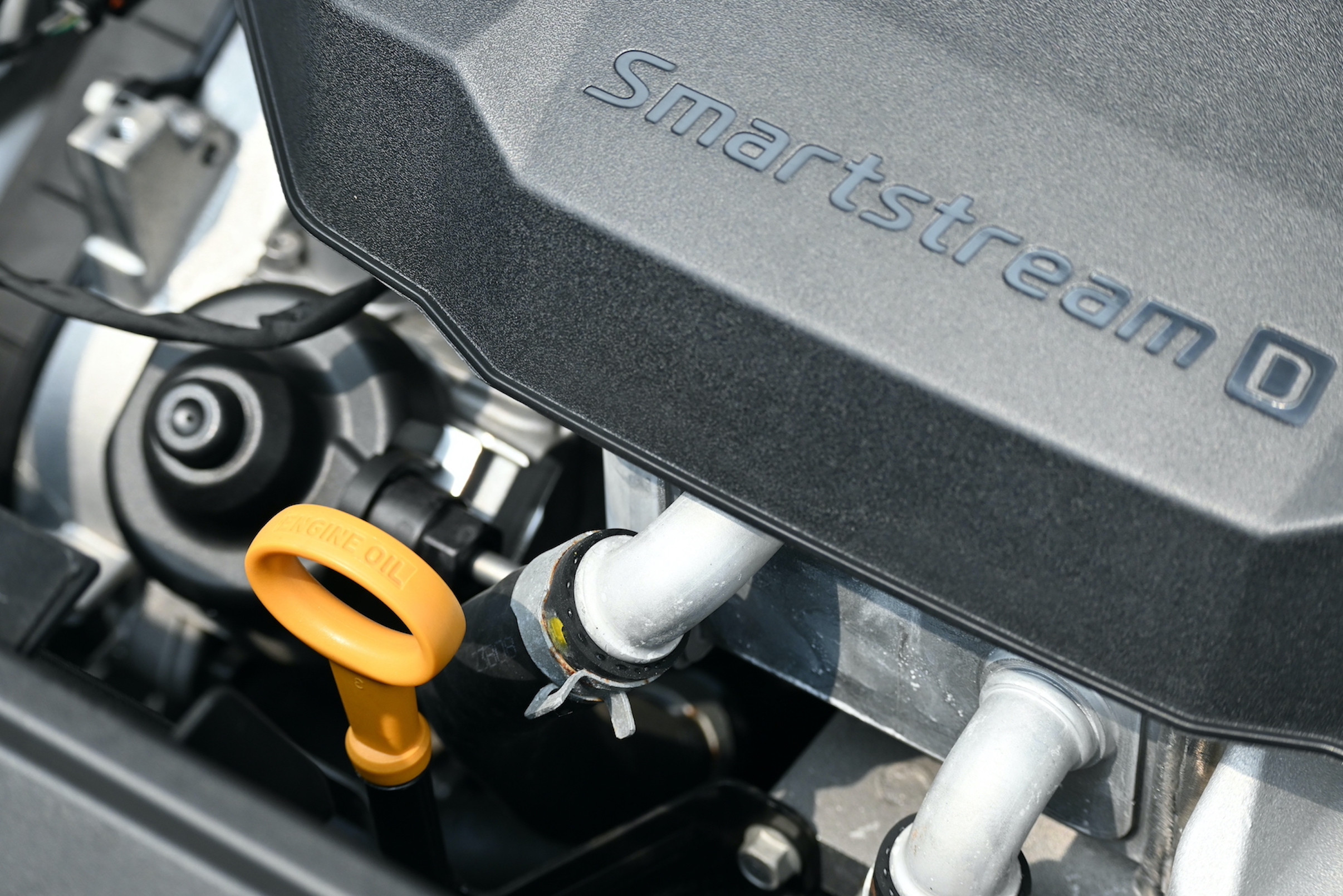 Cabut Oil Dipstick Untuk Mengetahui Level Oli Mesin Mobil